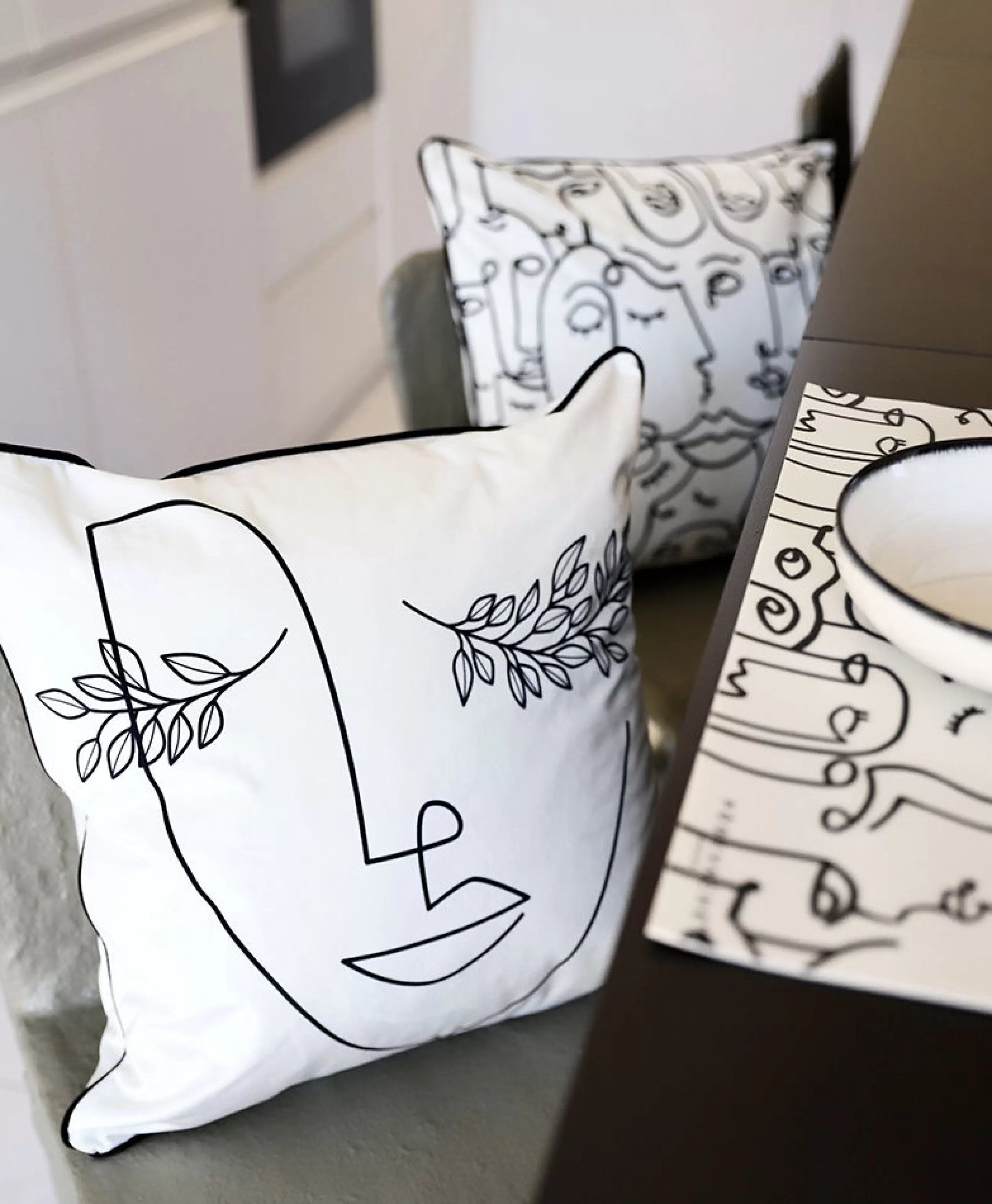 Déco Textile>PODEVACHE Coussin Denia Tissu Blanc / 45 X 45 Cm - Velours - Blanc - Noir