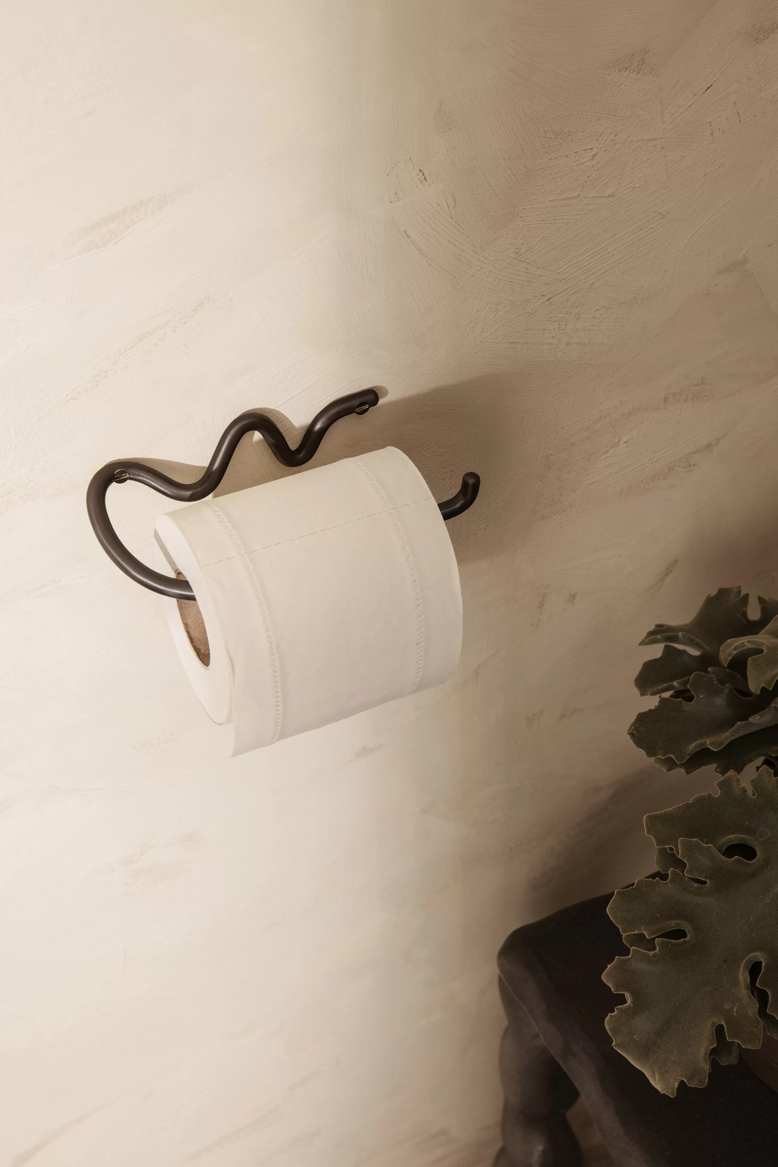 Accessoires Salle De Bains>Ferm Living Derouleur De Papier Toilette Curvature Metal/ Laiton - Noir Mat