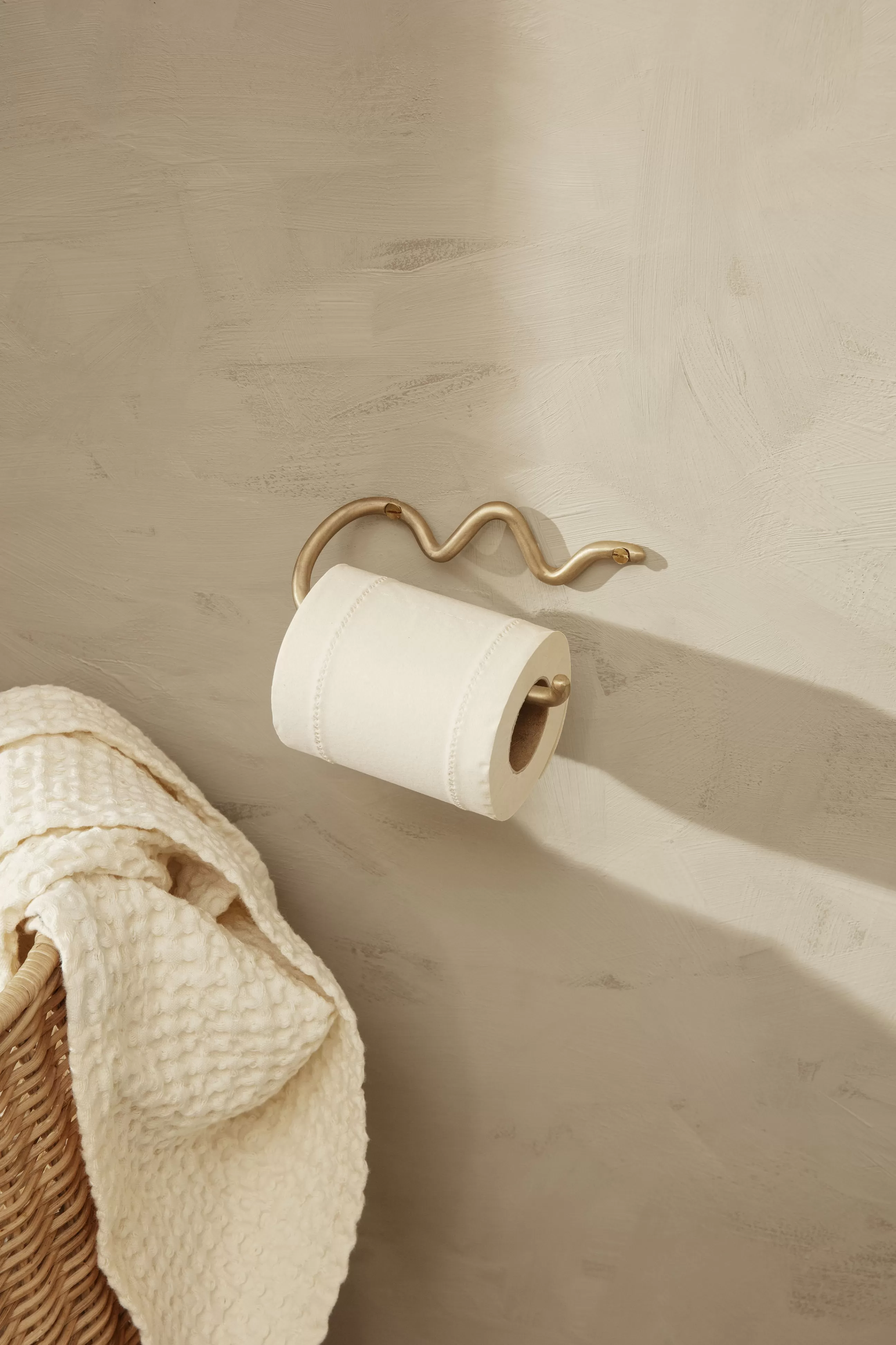 Accessoires Salle De Bains>Ferm Living Derouleur De Papier Toilette Curvature Or Metal / - Laiton Mat