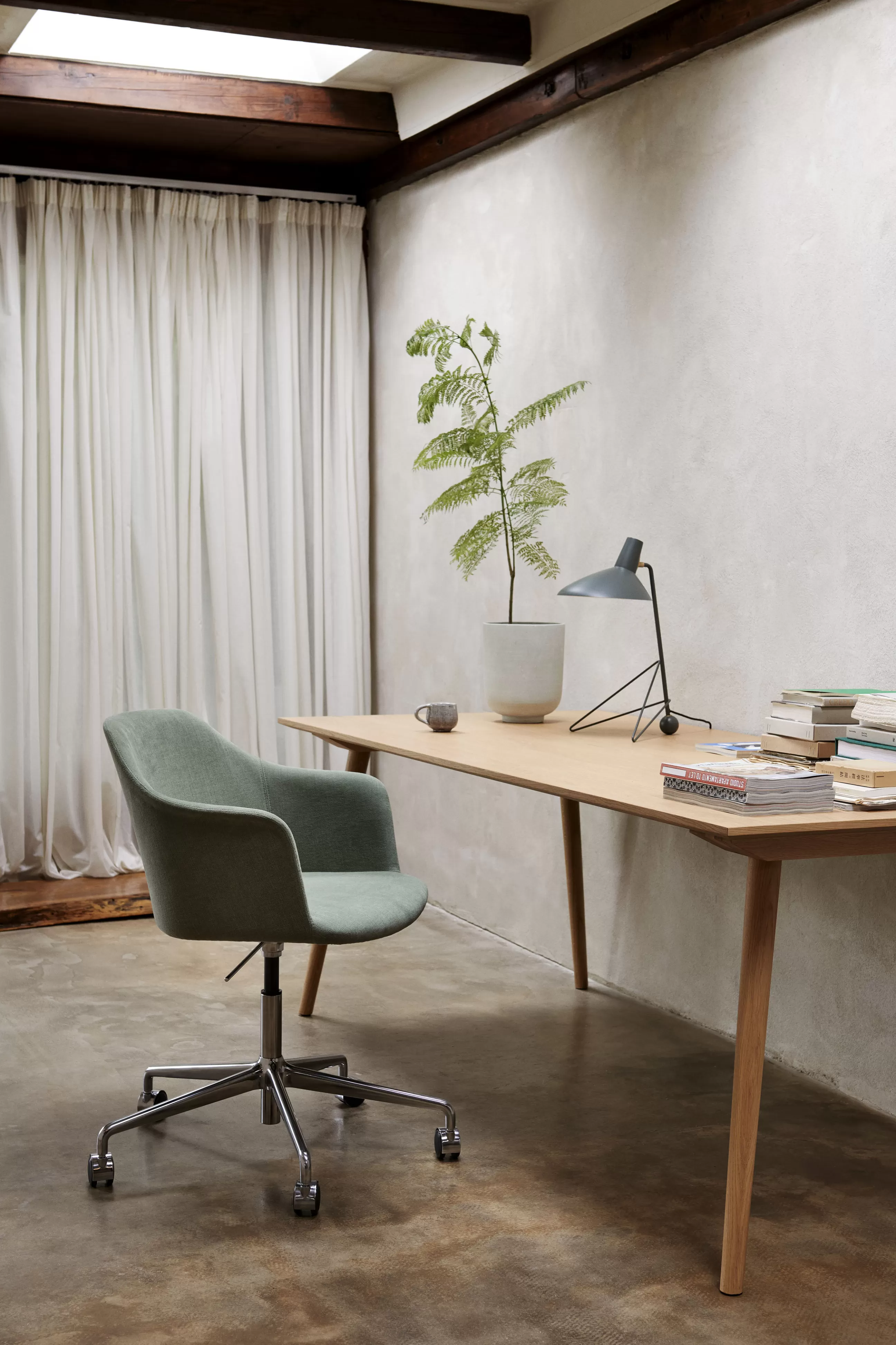 Fauteuils De Bureau>&tradition Fauteuil A Roulettes Rely Hw55 Tissu Marron Beige / Pivotant & Hauteur Reglable - Alu Poli - Taupe