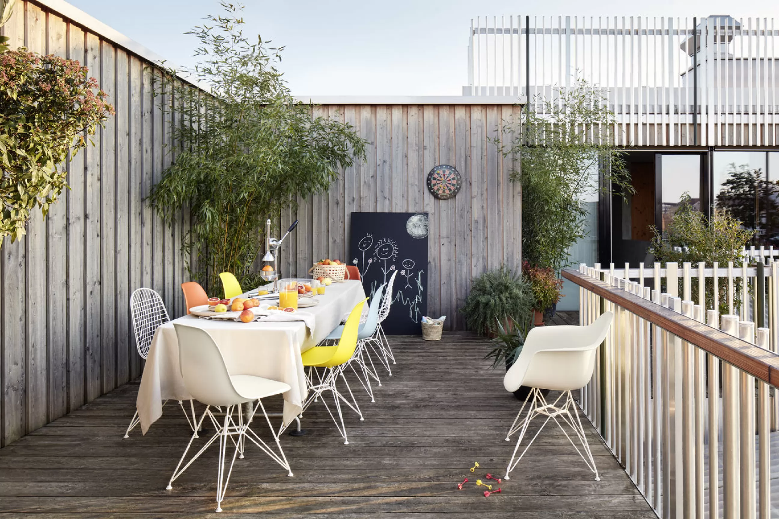 Chaises De Jardin>Vitra Fauteuil Dar - Eames Plastic Armchair Plastique Bleu Gris / (1950) - Pieds Blancs - Blanc - Gris Bleute