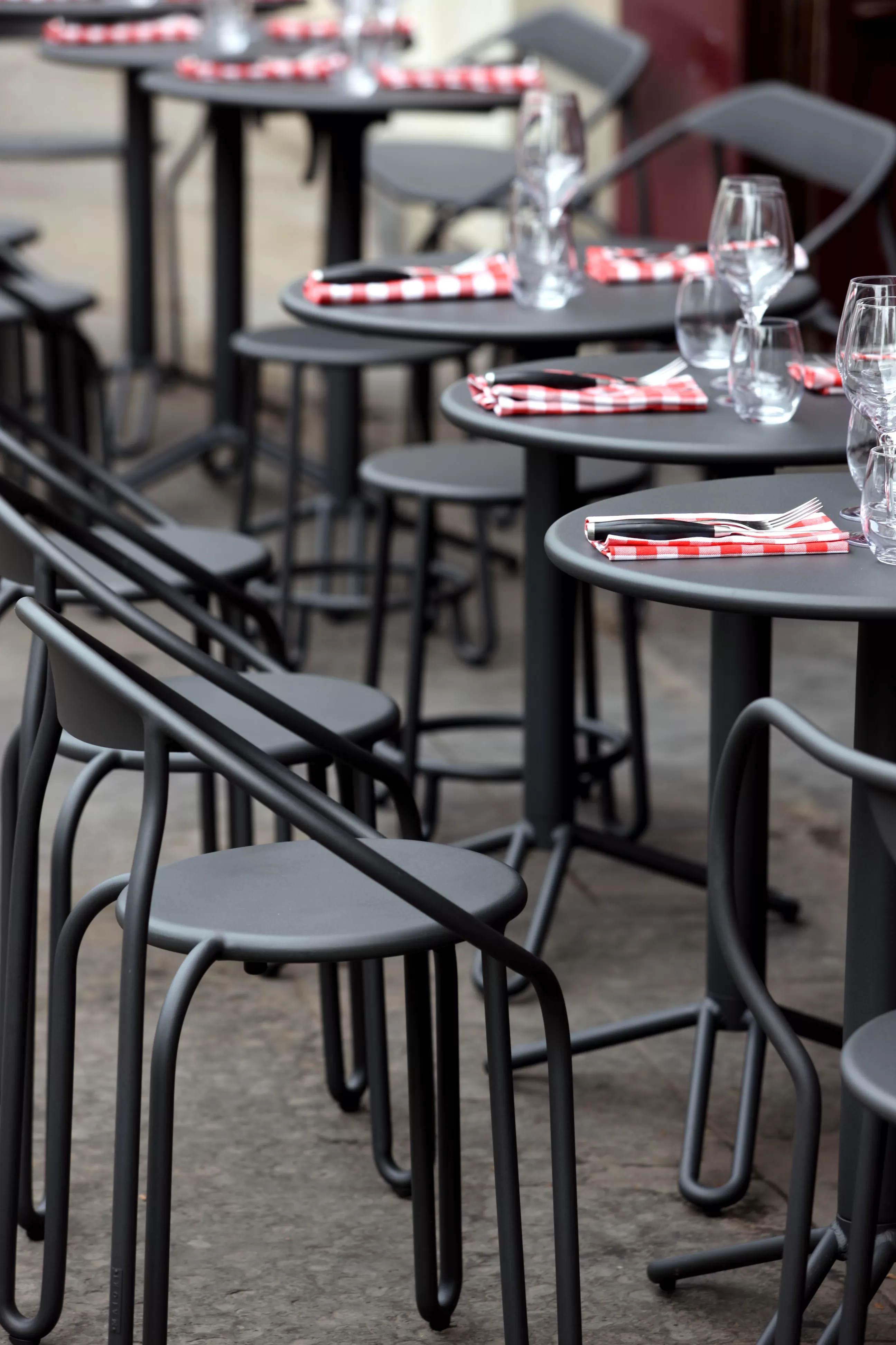 Chaises De Jardin>Maiori Fauteuil Empilable Huggy Bistro Chair Metal Noir / Aluminium - Charbon