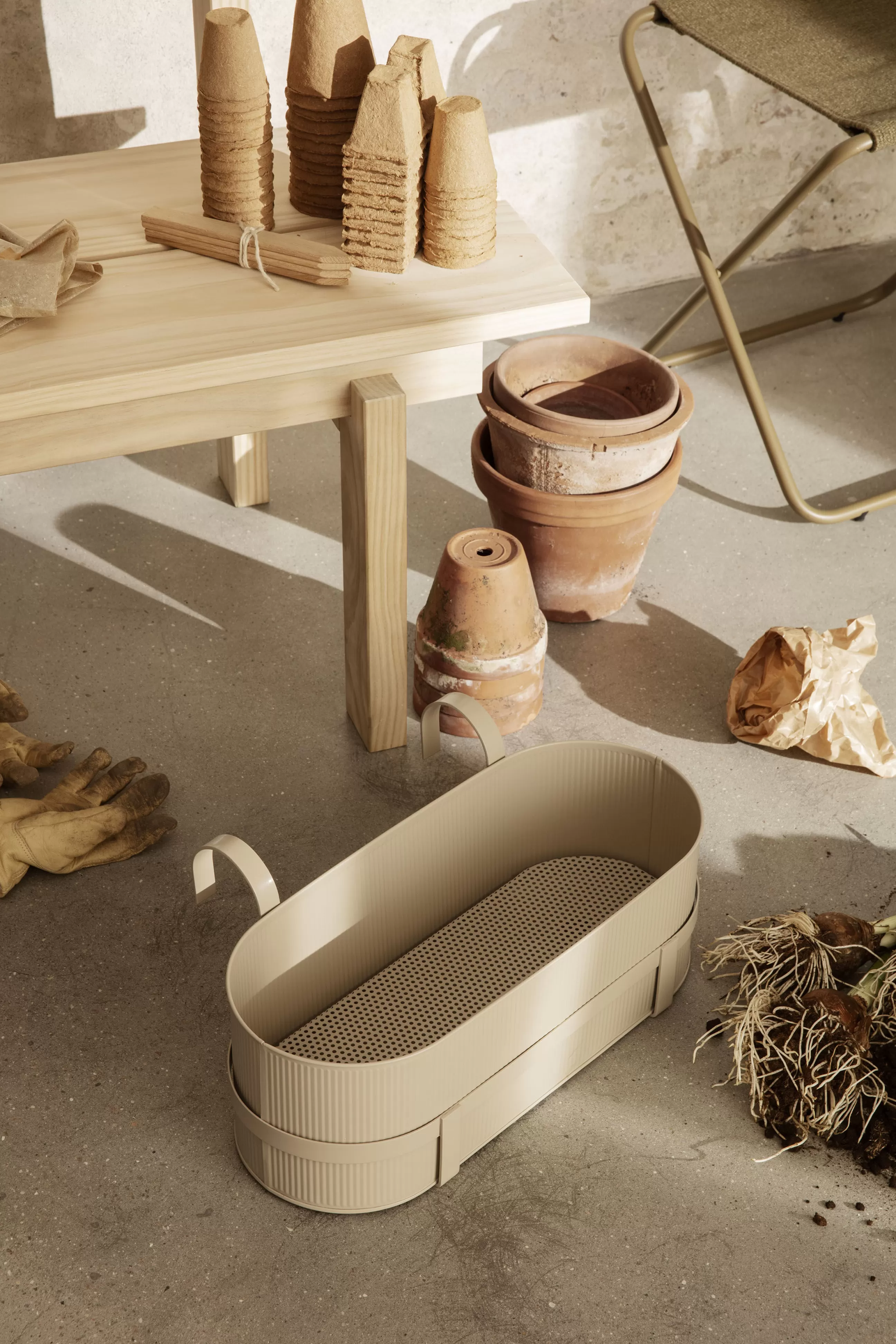 Pots Et Plantes>Ferm Living Jardiniere Bau Metal Beige / Avec Support - Metal / L 45 Cm - Beige Cachemire