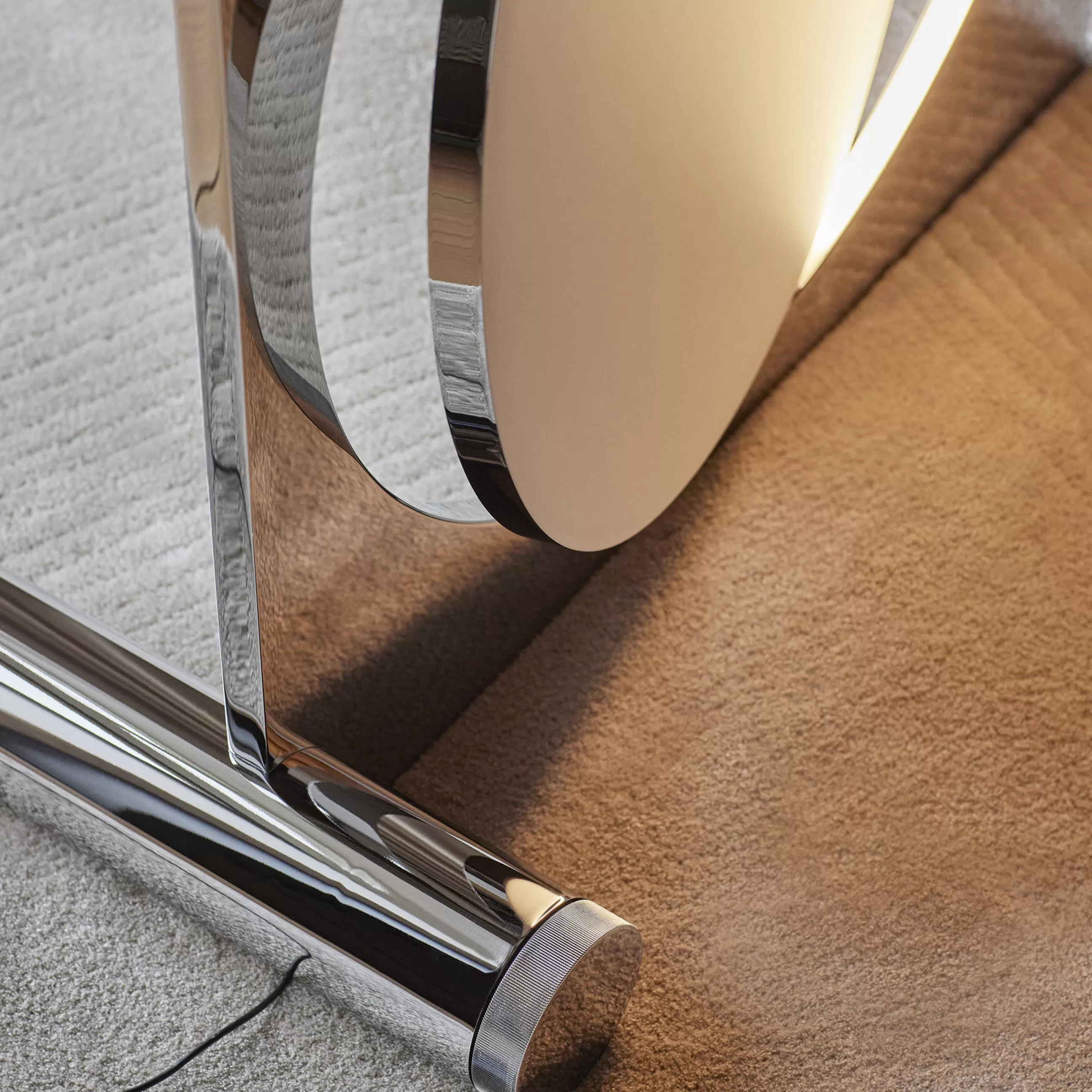 Lampes De Sol>Louis Poulsen Lampe A Poser Moonsetter Led Metal / L 64 X H 60 Cm - Edition Limitee - Blanc - Chrome