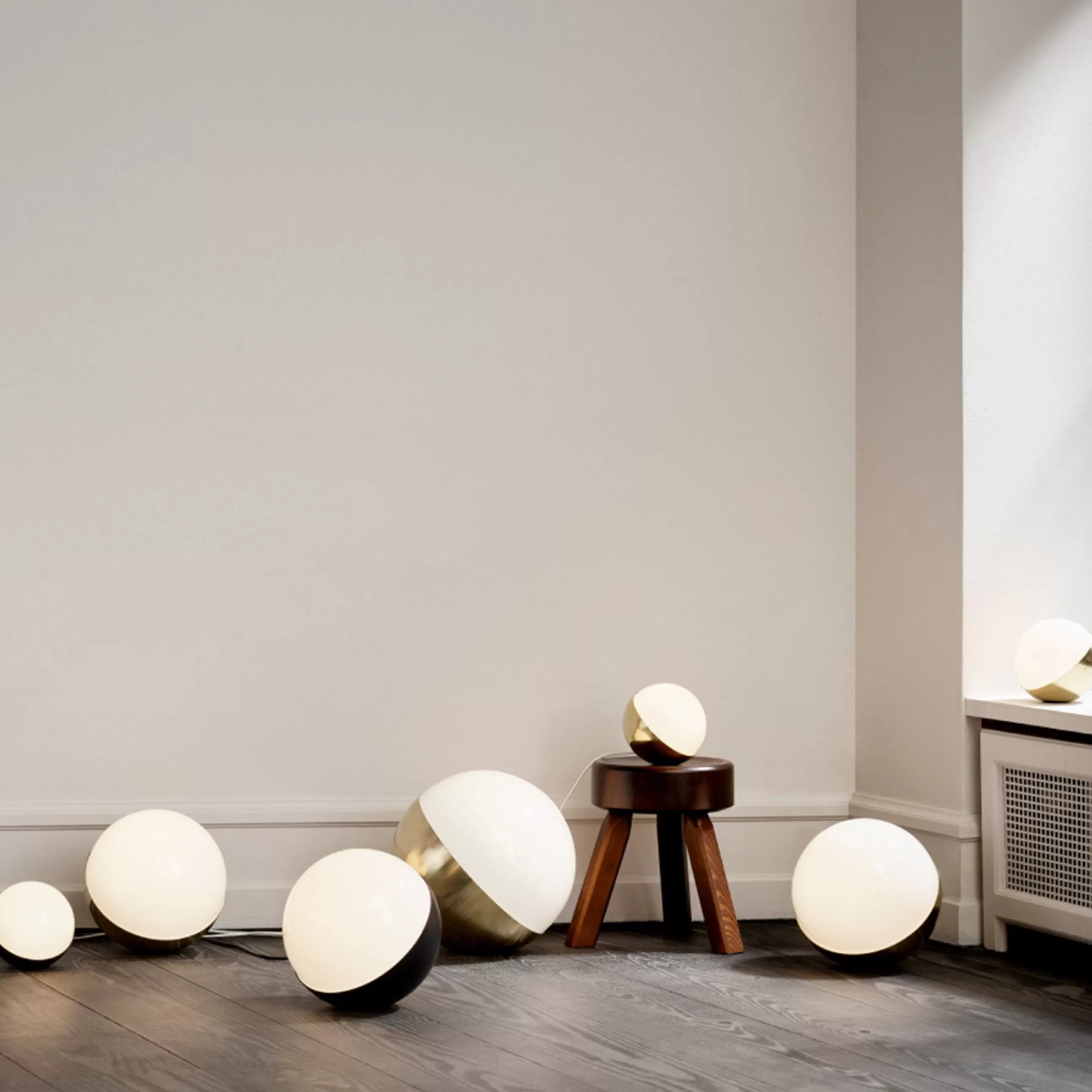 Lampes De Sol>Louis Poulsen Lampe A Poser Vl Studio Verre Or Metal / Lampadaire - O 25 Cm - Blanc Opalise - Laiton Brosse