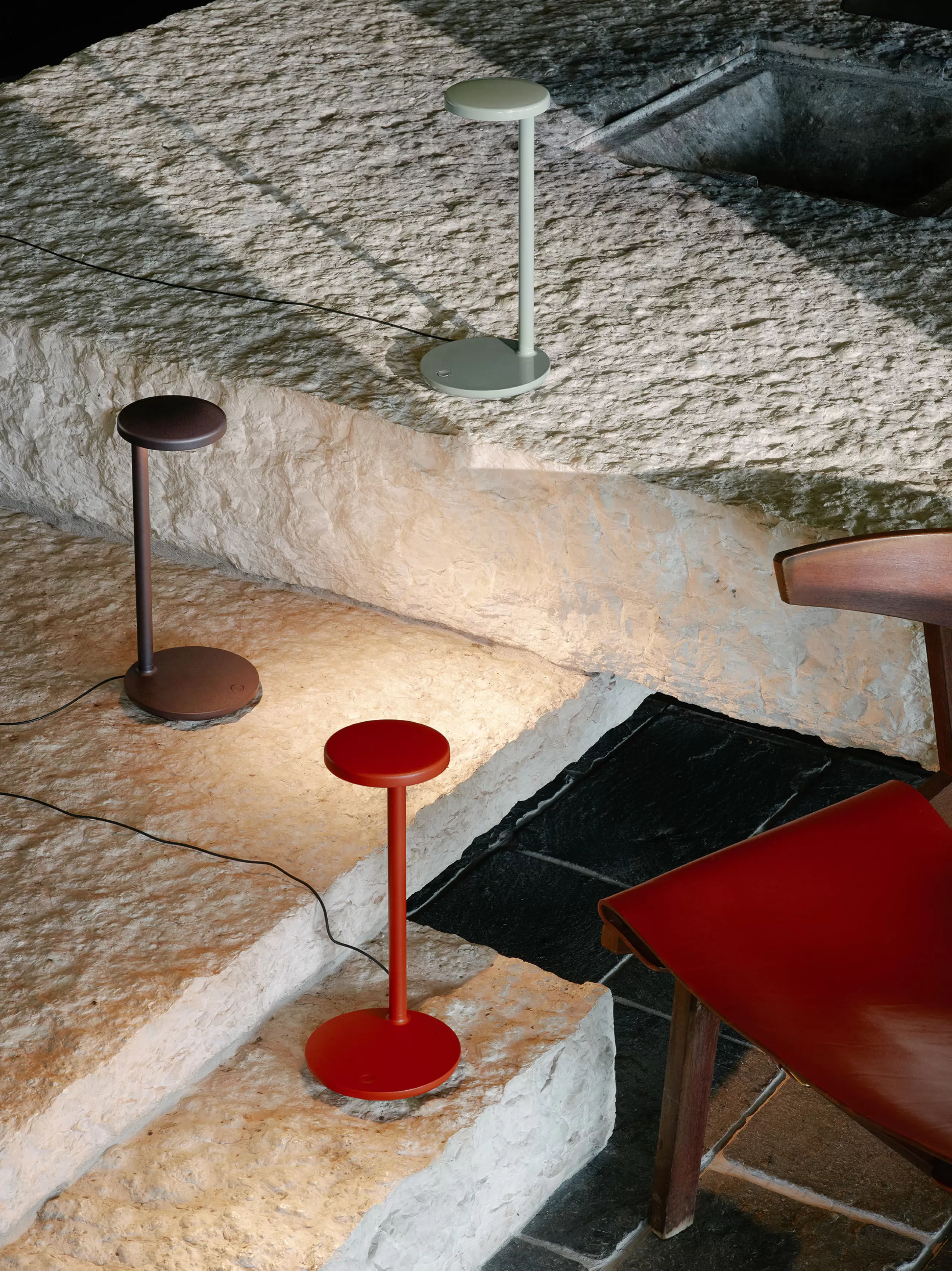 Lampes De Bureau>Flos Lampe De Table Oblique Qi Led Metal Rouge Orange / Prise Usb-C Et Chargeur A Induction - Rouille Mat