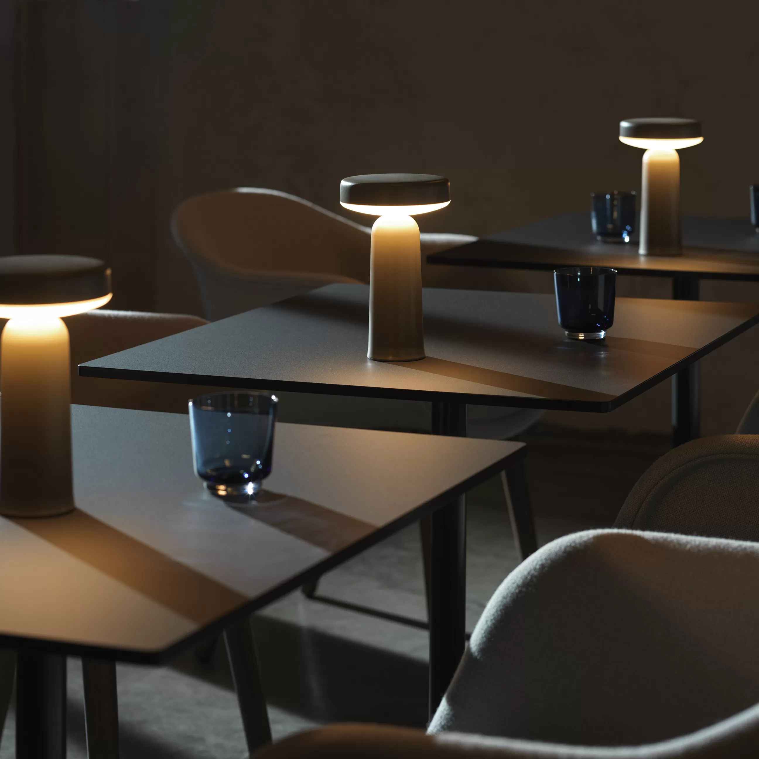 Luminaires D'extérieur>Muuto Lampe Exterieur Sans Fil Rechargeable Ease Plastique Beige / O 13 X H 21,5 Cm - Taupe