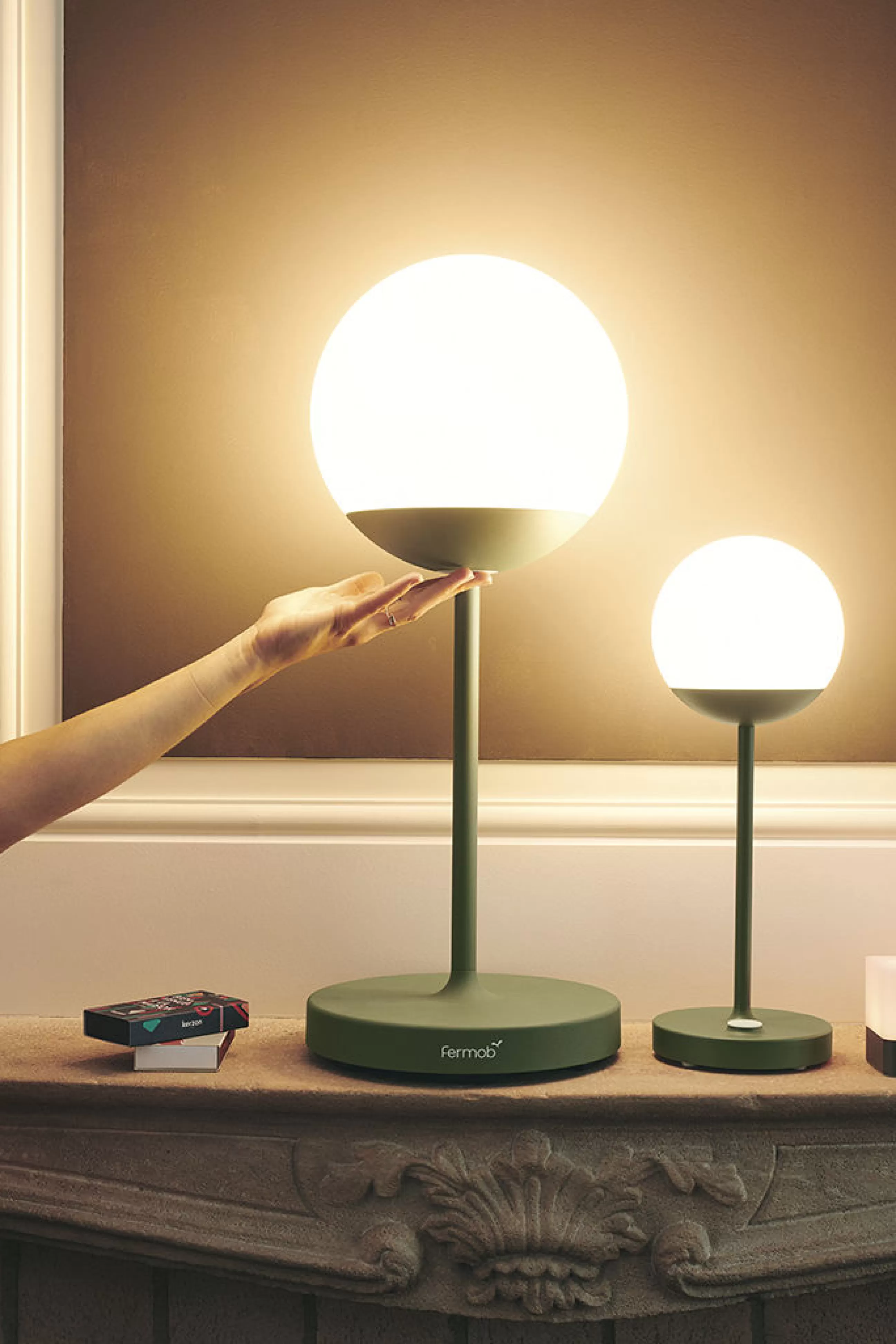 Terrasses Et Balcons>Fermob Lampe Exterieur Sans Fil Rechargeable Mooon! Led Metal Plastique Noir / H 63 Cm - Bluetooth - Carbone