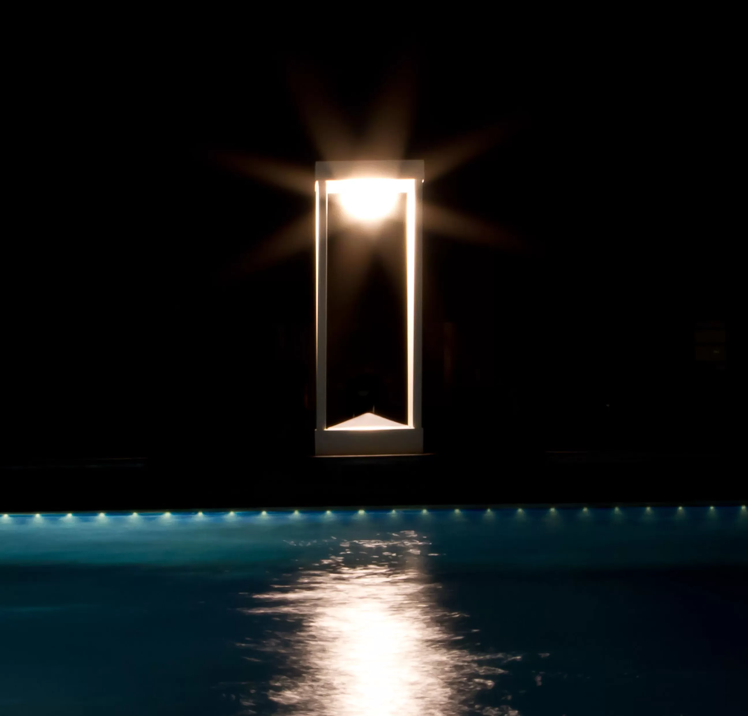 Led>Maiori Lampe Solaire D'extérieur La Lampe Parc L Metal Verre Noir Verre & Metal Noir / Led - Hybride & Connectee - Dock Usb - H 50 Cm - Charbon