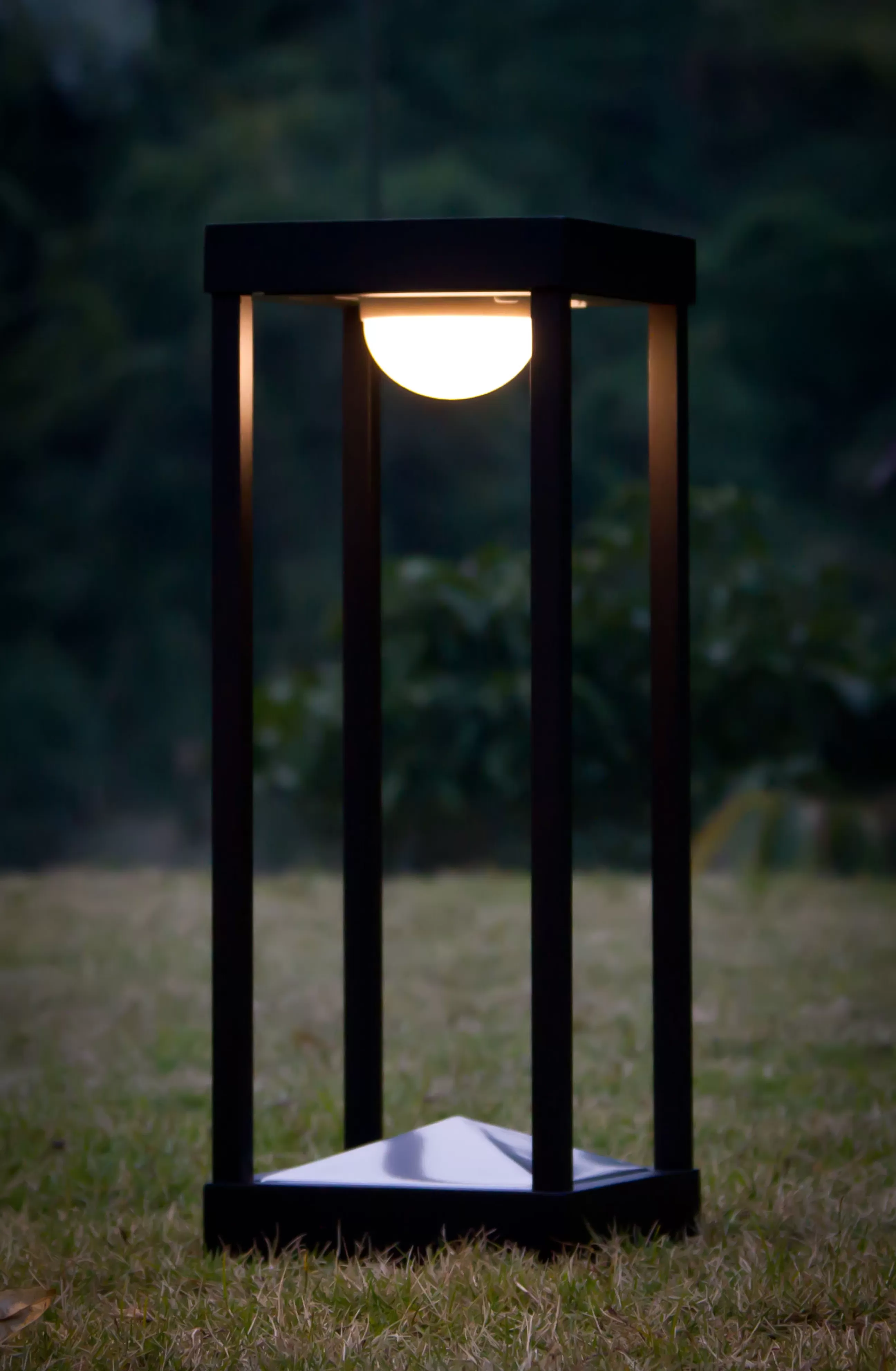 Lampes Sans Fil>Maiori Lampe Solaire D'extérieur La Lampe Parc M Metal Verre Noir Led / Hybride & Connectee - Dock Usb - H 40 Cm - Charbon