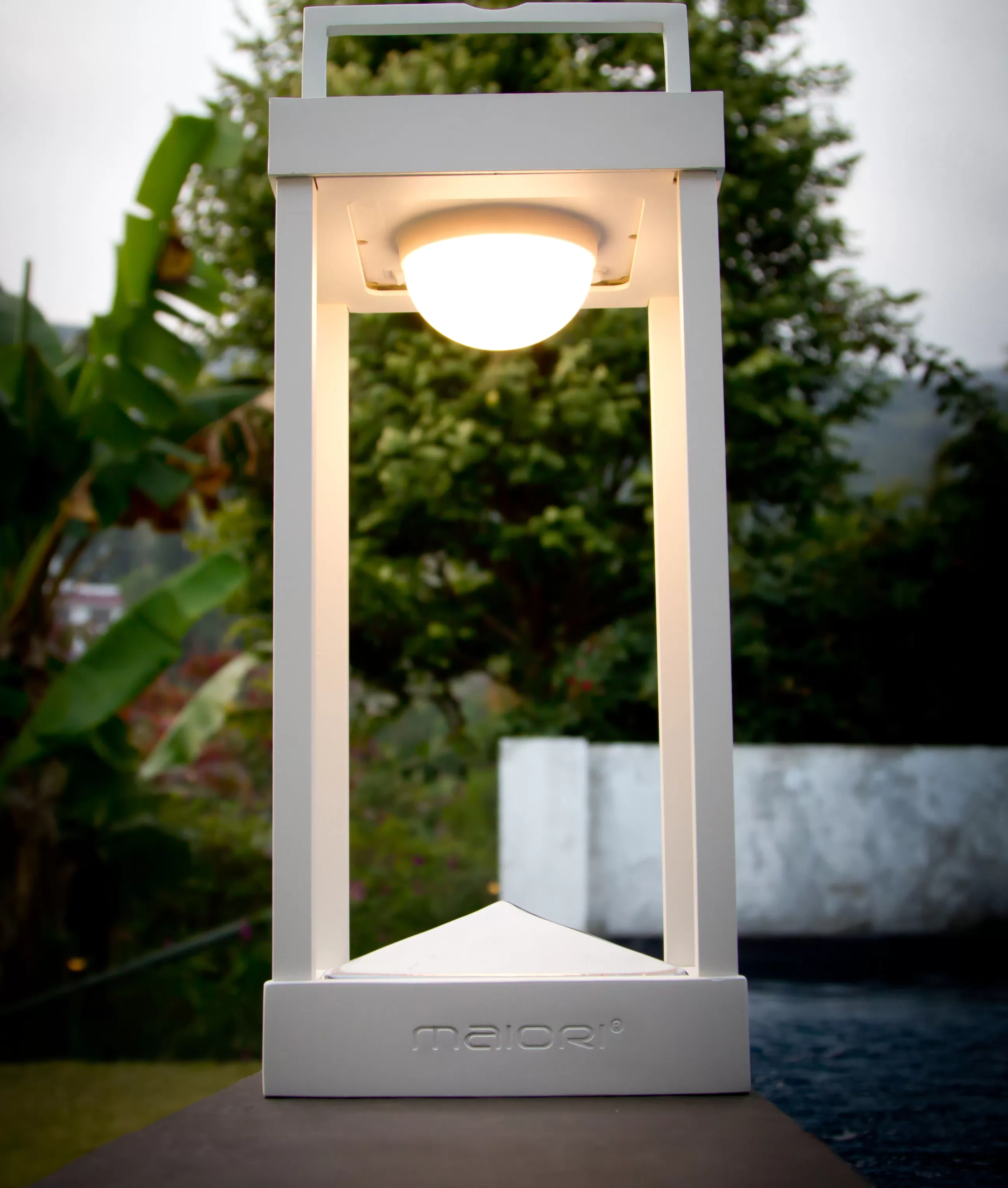 Lampes Sans Fil>Maiori Lampe Solaire D'extérieur La Lampe Parc M Metal Verreled / Hybride & Connectee - Dock Usb - H 40 Cm - Blanc
