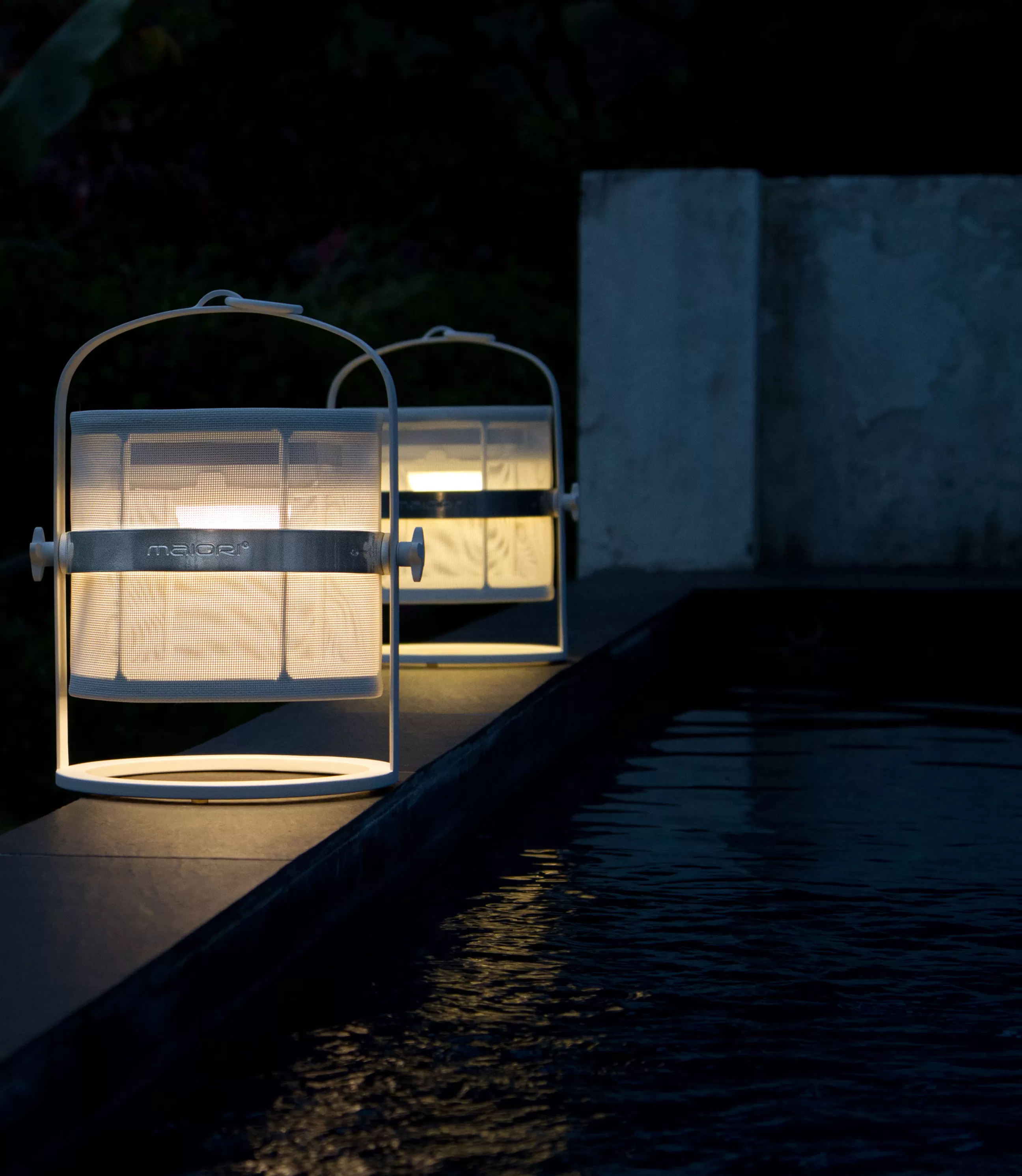 Led>Maiori Lampe Solaire D'extérieur La Lampe Petite Led Metal Tissu Bleu Noir Tissu Bleu Marine / Hybride & Connectee - Structure Charbon - Bleu Marine - Charbon