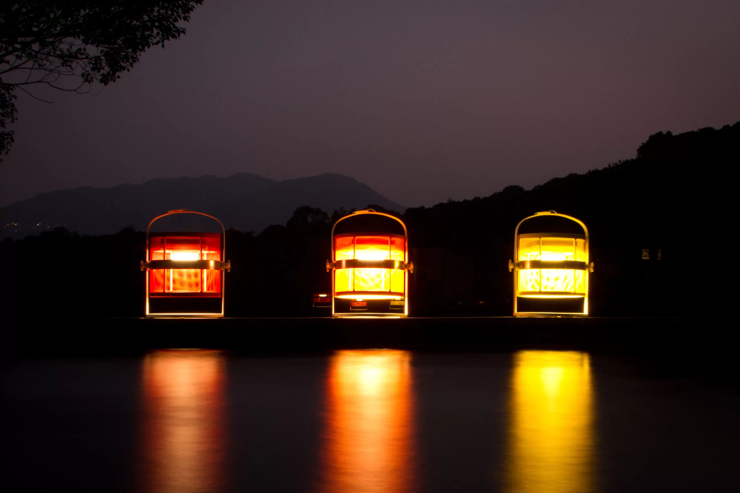 Led>Maiori Lampe Solaire D'extérieur La Lampe Petite Led Metal Tissu Orange Noir Tissu Orange / Hybride & Connectee - Structure Charbon - Charbon - Orange