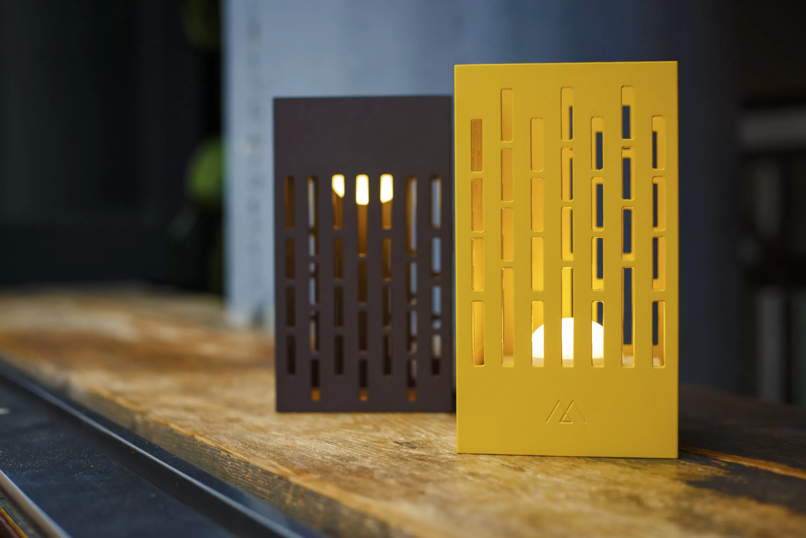 Led>Maiori Lampe Solaire D'extérieur La Lampe Pose 04 Metal Jaune Metal Jaune / Led - Hybride & Connectee - Moutarde