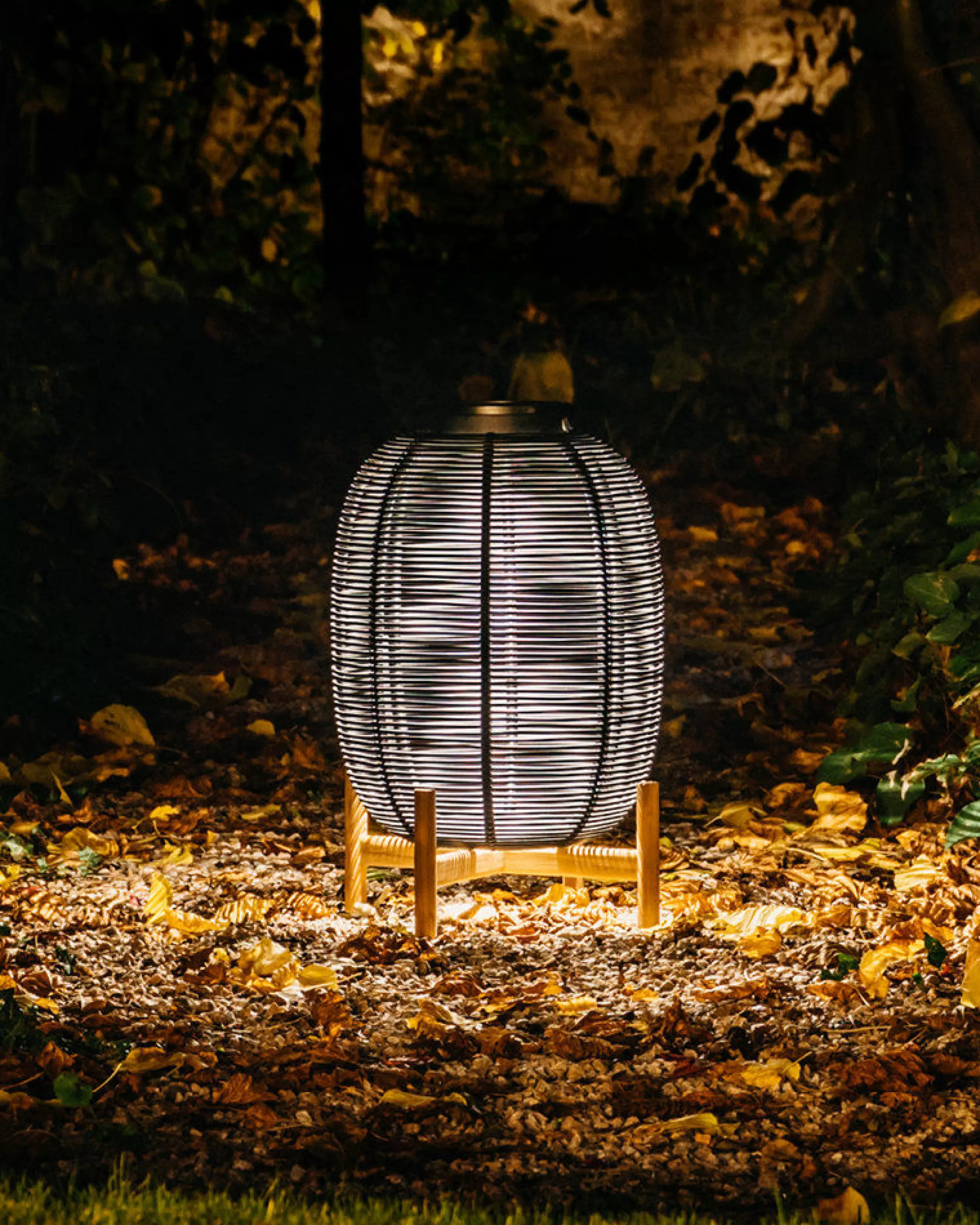 Lampes De Sol>Vincent Sheppard Lampe Solaire D'extérieur Tika Large Plastique Fibre Vegetale Noir / Lanterne Led - H 69 Cm - Noir - Teck Naturel