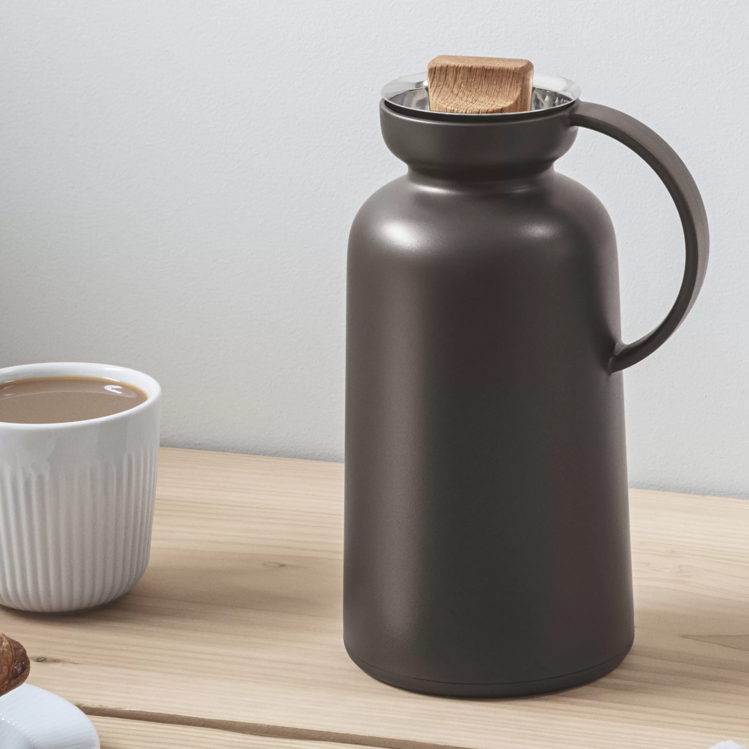 Gourdes Et Thermos>Eva Solo Pichet Isotherme Silhouette Plastique Marron / 1 L - Bouchon Chene - Chocolat