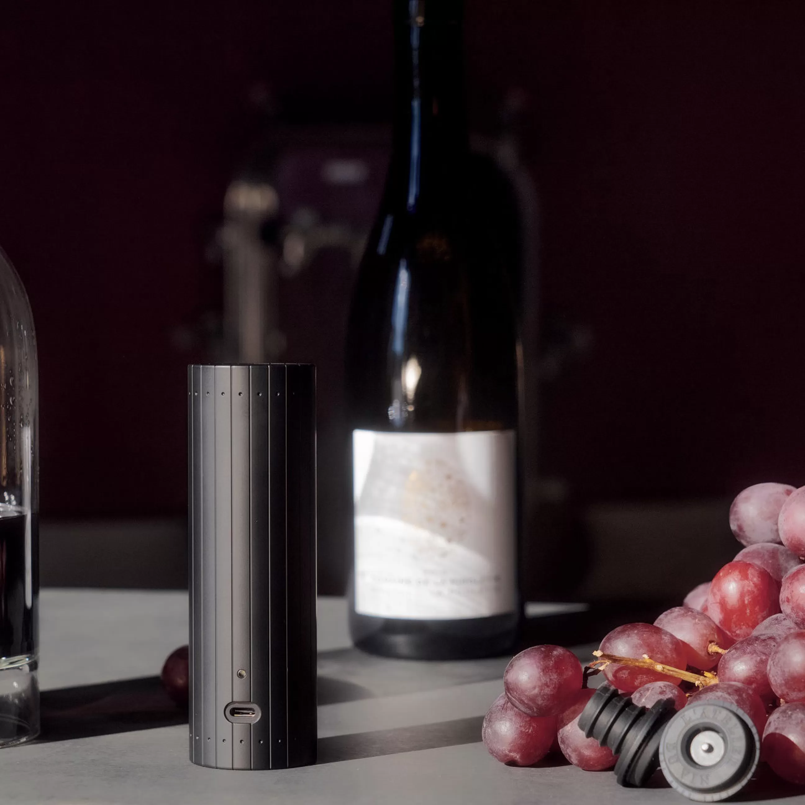 Autour Du Vin>L'Atelier du Vin Pompe A Vide D'Air Electrique Gard'Vin On/Off Power Metal / + 3 Bouchons - Recharge Usb - Noir