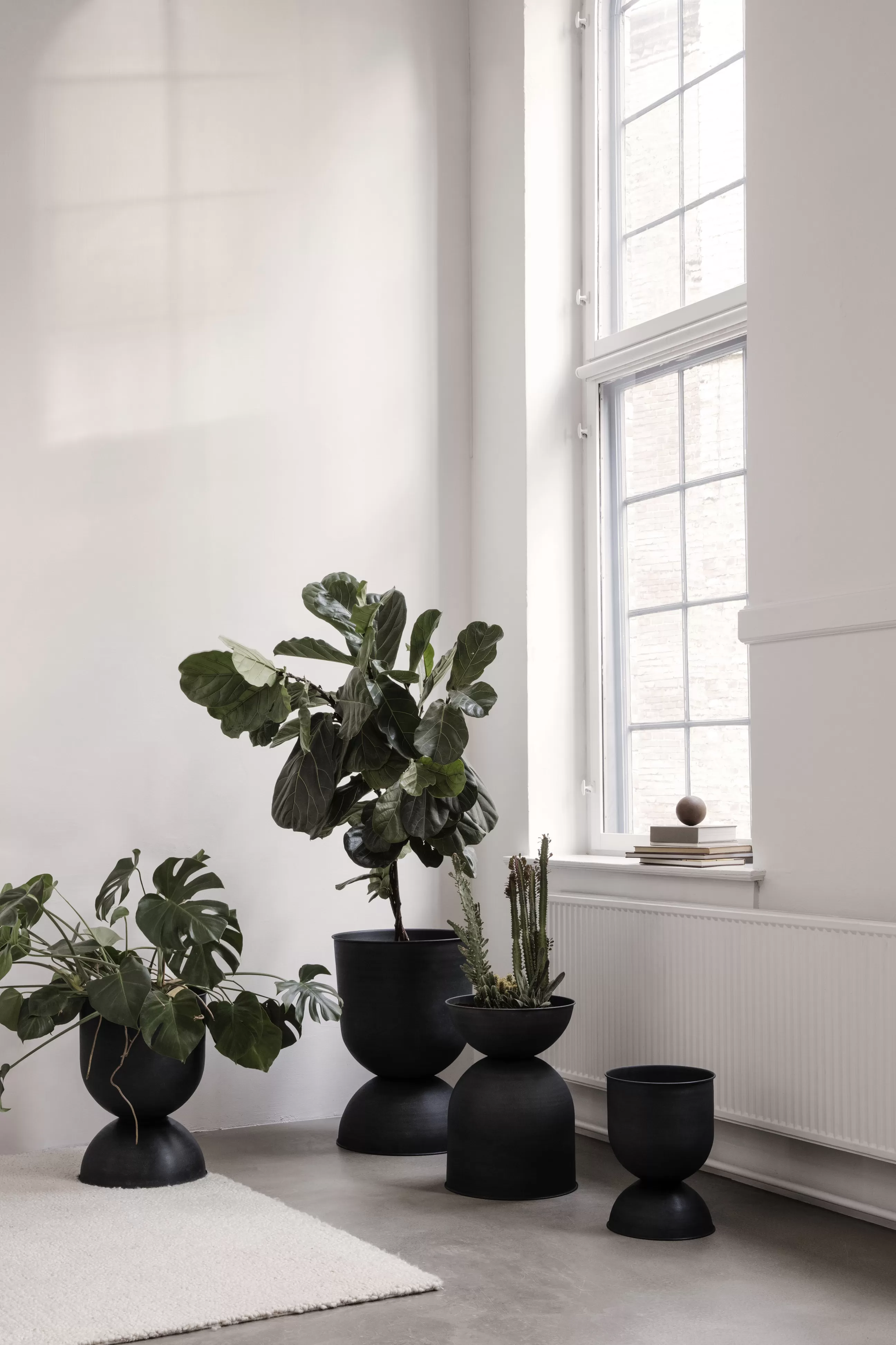 Pots Et Plantes>Ferm Living Pot De Fleurs Hourglass Small Metal / Metal - O 31 X H 42,5 Cm - Noir