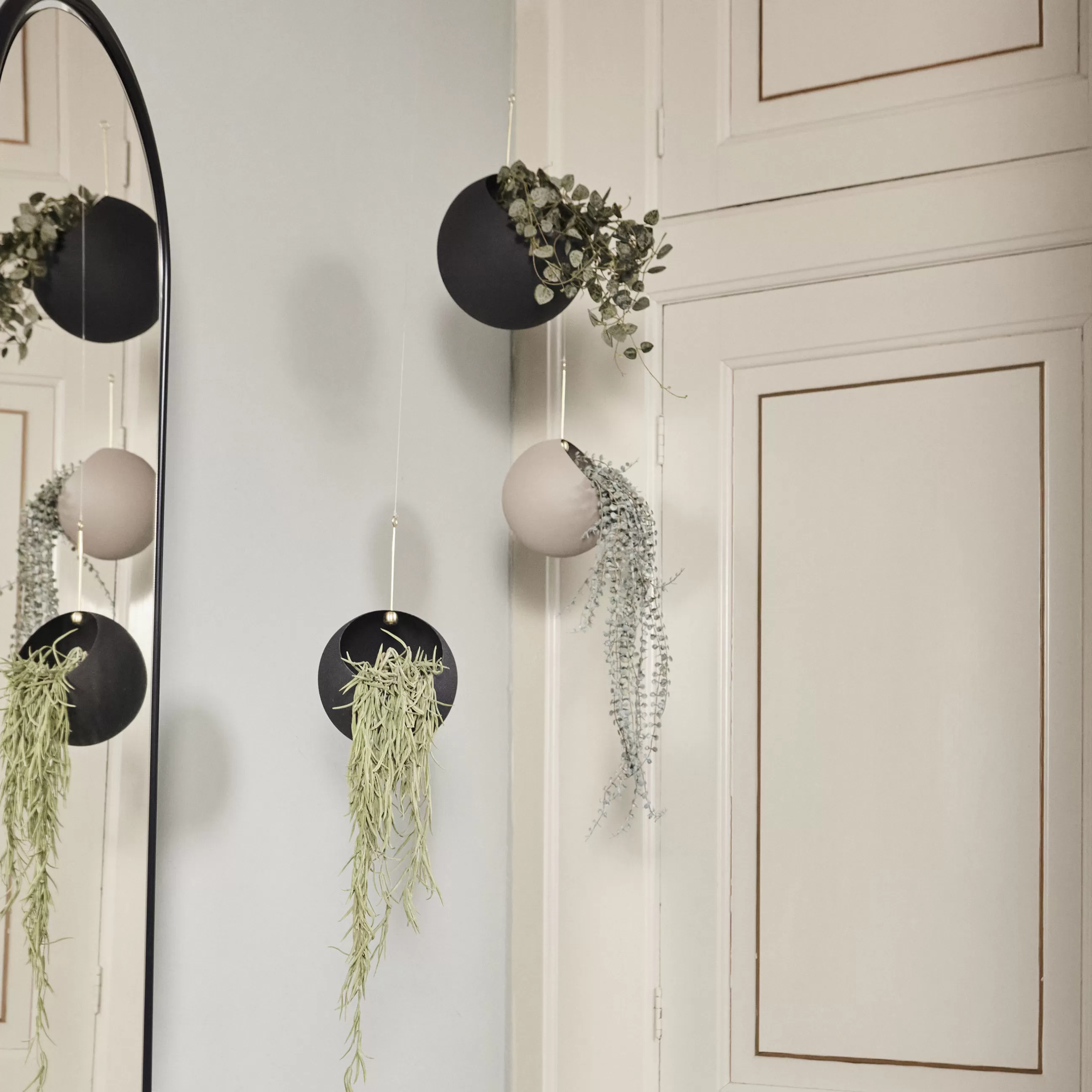 Pots Et Plantes>AYTM Pot De Fleurs Suspendu Globe Small Metal/ O 17 Cm - Metal - Noir - Or