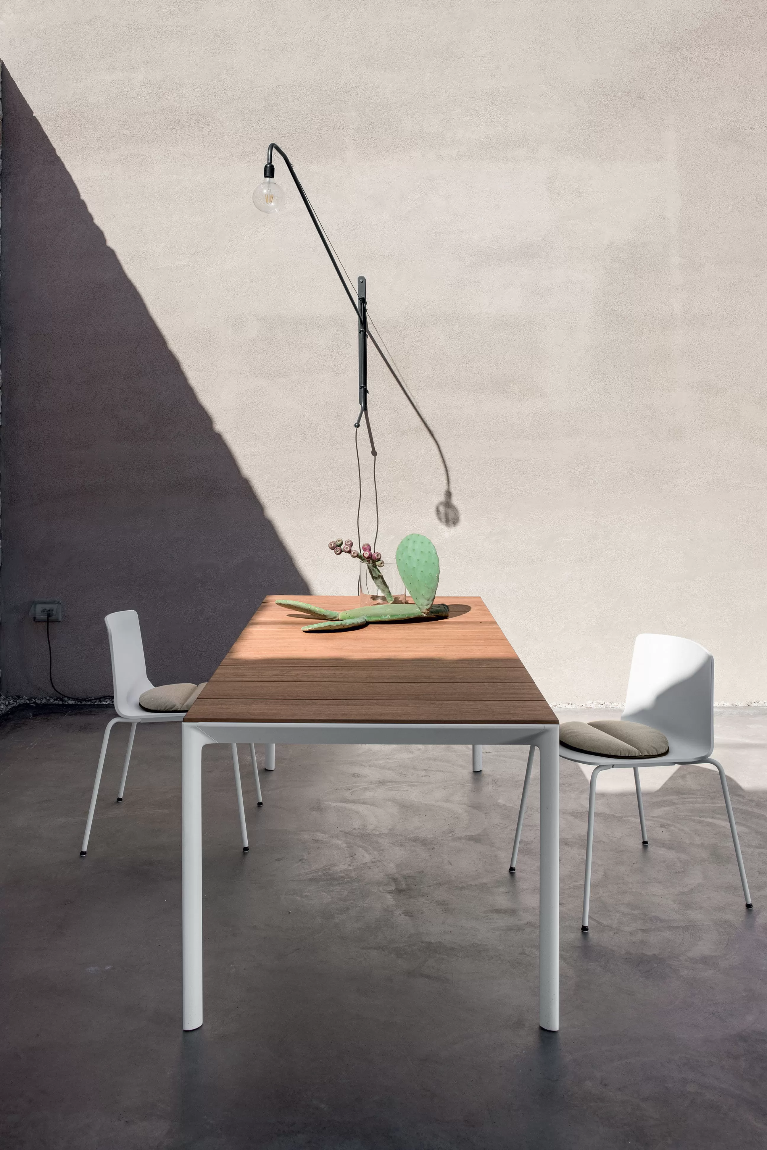 Tables De Jardin>Kristalia Table A Rallonge Maki Metal Blanc Bois Naturel / Teck - L 219 A 299 Cm - Blanc - Teck Naturel