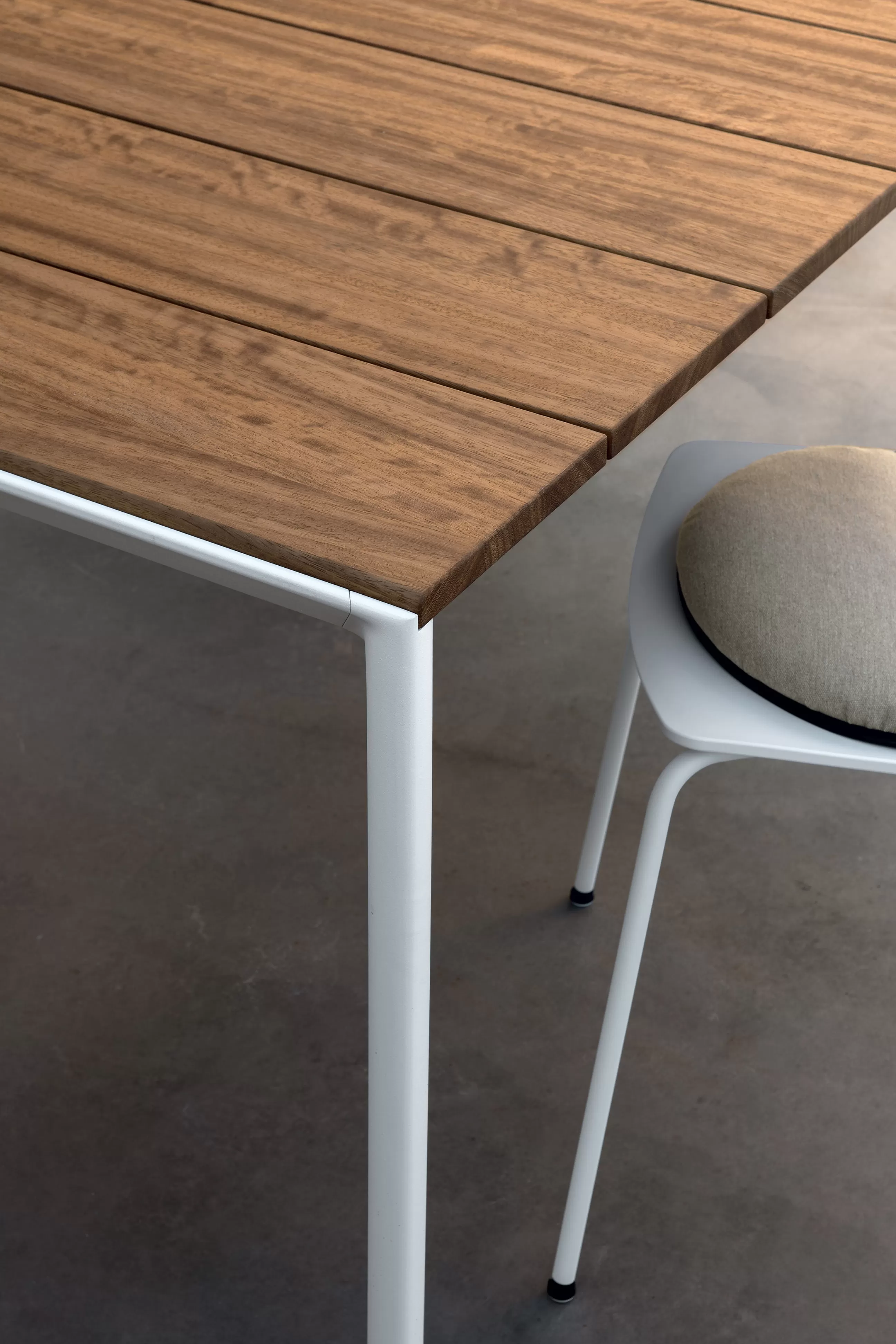 Tables De Jardin>Kristalia Table A Rallonge Maki Metal Blanc Bois Naturel / Teck - L 219 A 299 Cm - Blanc - Teck Naturel
