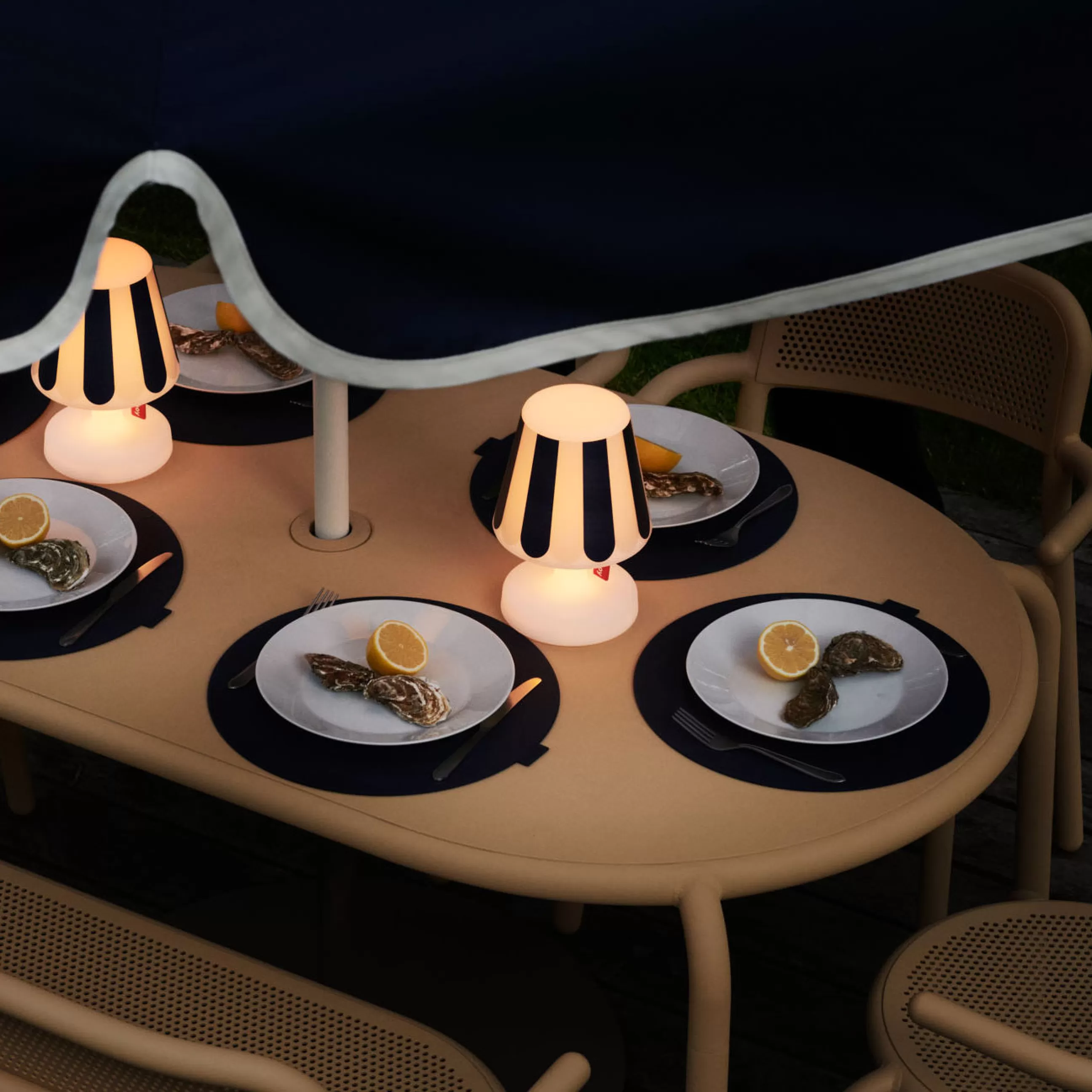 Tables De Jardin>Fatboy Table Ovale Toni Tavolo Metal Orange / 160 X 90 Cm - Trou Pour Parasol + Bougeoir Amovible - Mandarine