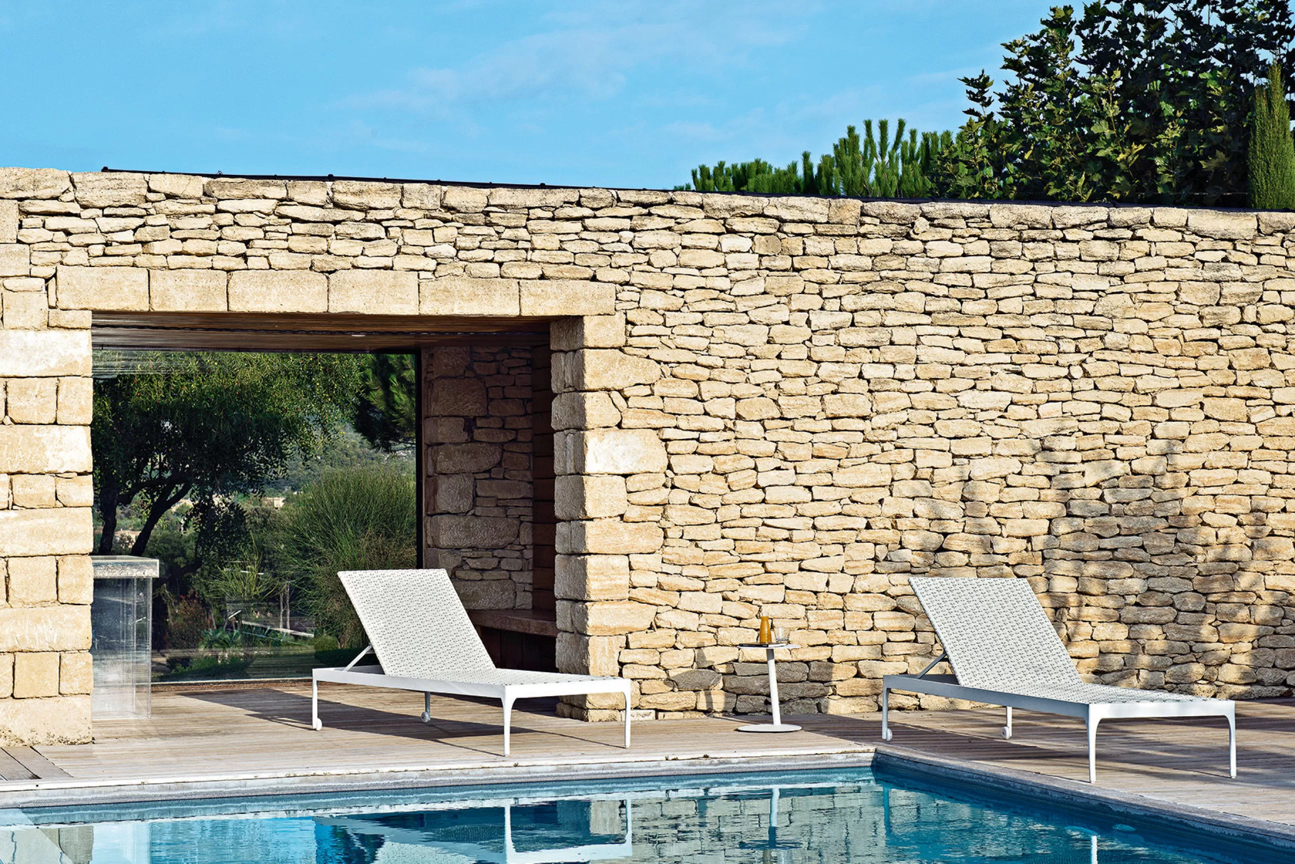 Bains De Soleil Chaises Longues Et Hamacs>Ethimo Transat Inclinable A Roulettes Infinity Resine Tressee Blanc  / Sans Matelas - Blanc Chaud