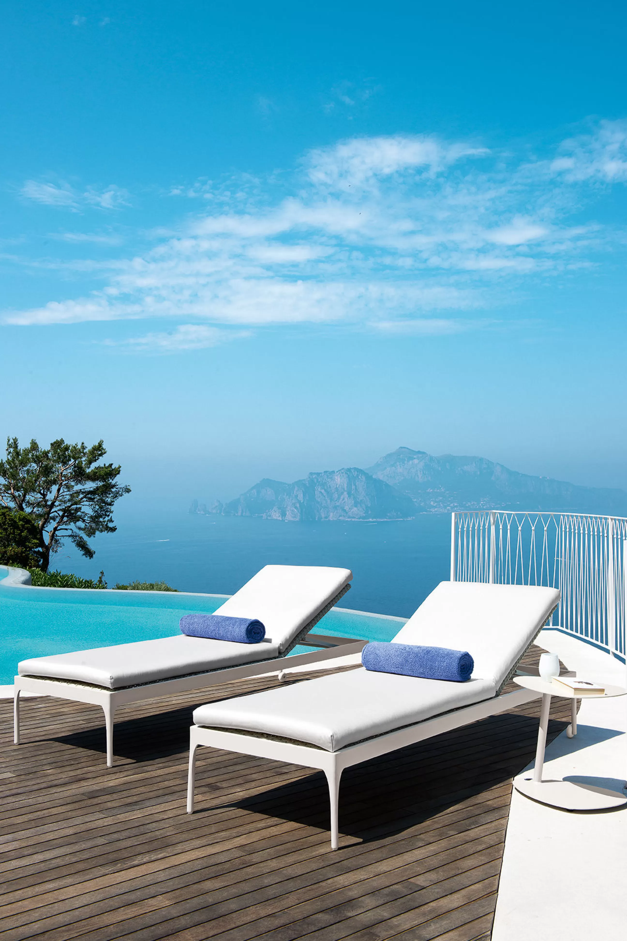 Bains De Soleil Chaises Longues Et Hamacs>Ethimo Transat Inclinable A Roulettes Infinity Resine Tressee Blanc  / Sans Matelas - Blanc Chaud